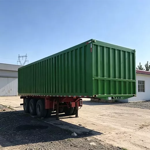 Semi-remorque à caisse fermée élargie
